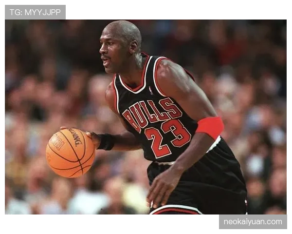 乔丹·汤普森，上场像邻家大哥，下飞机却有种刚刷爆信用卡的既视感