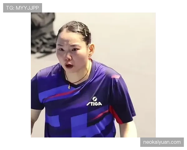 何卓佳穿名牌直播间里还蹲地，感觉和明星尬，富贵貌到底藏哪儿？