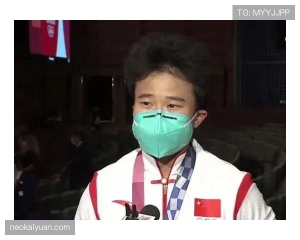 侯志慧赛前啃鸡腿，领奖台指甲油还没干