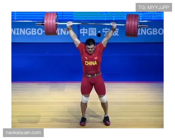 廖秋云训练完啃鸡腿的样子，真不像举重冠军